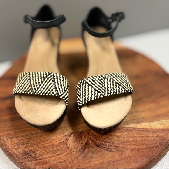 Clarks Flores Raye Black and Tan Women's Sandals   Size 8 - Picture 1 of 11